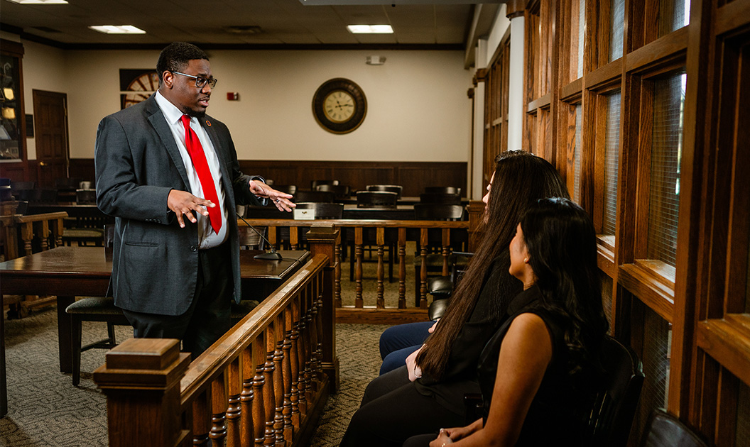 Photo of ONU students in courtroom