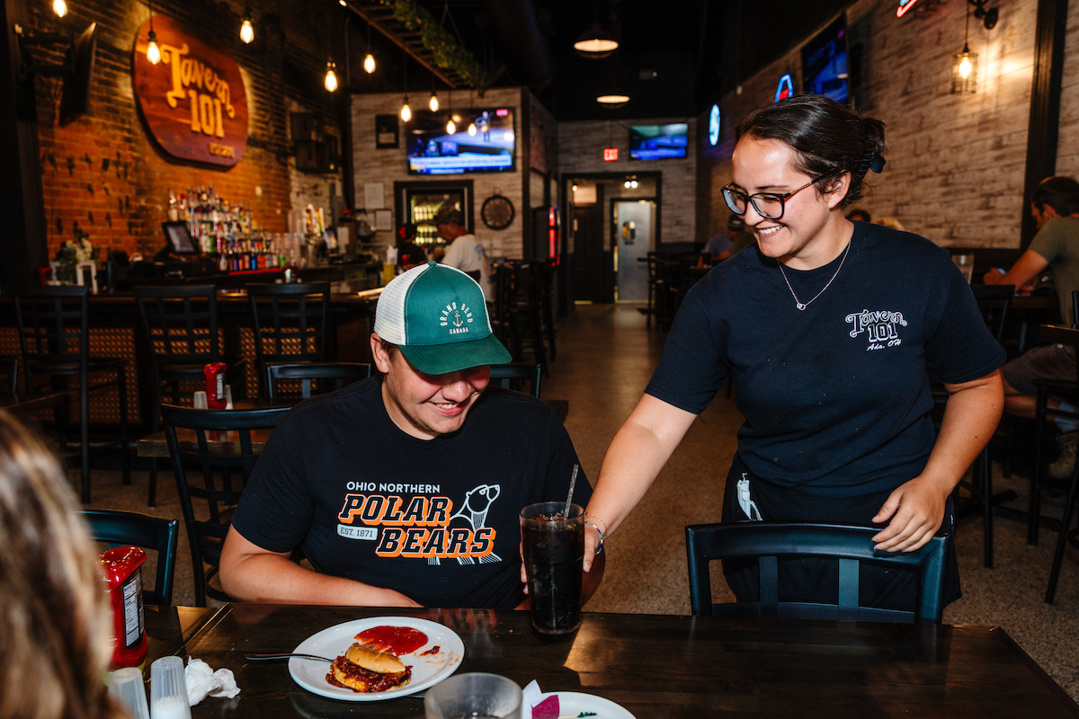 Students eating at Tavern 101
